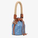 Fendi 迷你 Mon Tresor 带草编手柄的水桶包，采用 FF 图案草编蓝色