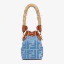 Fendi 迷你 Mon Tresor 带草编手柄的水桶包，采用 FF 图案草编蓝色