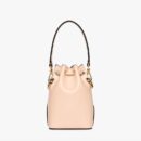 Fendi Mini Mon Tresor 水桶包，采用 ROMA 徽标樱桃色小牛皮