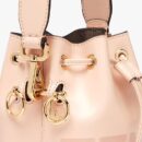 Fendi Mini Mon Tresor 水桶包，采用 ROMA 徽标樱桃色小牛皮