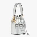 Fendi Mini Mon Tresor 水桶包，采用 ROMA 徽标小牛皮，银色