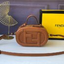 Fendi Mini O'Lock 相机包，采用小牛皮，棕色