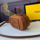 Fendi Mini O'Lock 相机包，采用小牛皮，棕色