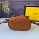 Fendi Mini O'Lock 相机包，采用小牛皮，棕色