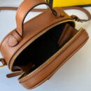 Fendi Mini O'Lock 相机包，采用小牛皮，棕色