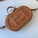 Fendi Mini O'Lock 相机包，采用小牛皮，棕色