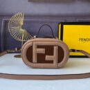 Fendi Mini O'Lock 相机包，采用小牛皮，灰色