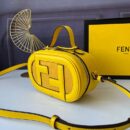 Fendi Moonlight 手袋，采用 ROMA 徽标小牛皮，灰色