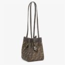 Fendi Mini Mon Tresor 水桶包，采用 ROMA 徽标小牛皮，金色