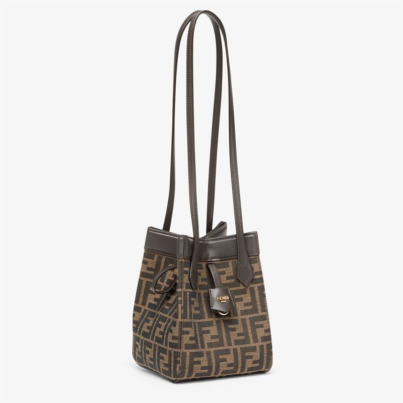 Fendi Mini Mon Tresor 水桶包，采用 ROMA 徽标小牛皮，金色