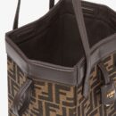 Fendi Mini Mon Tresor 水桶包，采用 ROMA 徽标小牛皮，金色