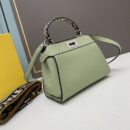 Fendi 迷你 Peekaboo Iconic 包，采用缝线小牛皮，绿色