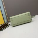 Fendi 迷你 Peekaboo Iconic 包，采用缝线小牛皮，绿色