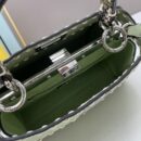 Fendi 迷你 Peekaboo Iconic 包，采用缝线小牛皮，绿色