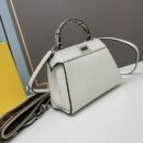 Fendi 迷你 Peekaboo Iconic 包，采用缝线小牛皮，白色