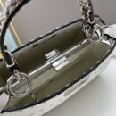 Fendi 迷你 Peekaboo Iconic 包，采用缝线小牛皮，白色