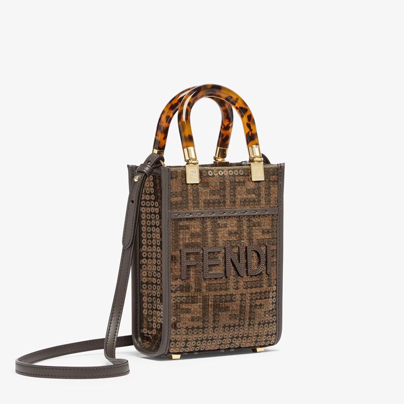 Fendi 中号 First 包，采用纳帕皮革，天蓝色