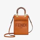 Fendi 迷你 Sunshine 购物包，采用 ROMA 徽标小牛皮，棕色