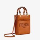 Fendi 迷你 Sunshine 购物包，采用 ROMA 徽标小牛皮，棕色