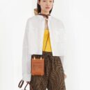Fendi 迷你 Sunshine 购物包，采用 ROMA 徽标小牛皮，棕色
