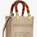 Fendi Mini Sunshine 购物袋，采用 ROMA 徽标小牛皮，灰色
