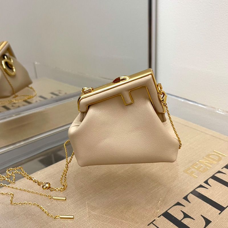 Fendi Nano First 包，采用纳帕皮革，米色