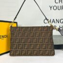 Fendi Moonlight 手袋，采用 ROMA 徽标小牛皮，黑色
