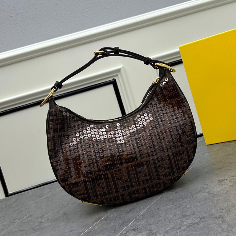 Fendi Mini Baguette 包，采用 FF 图案纳帕皮革，棕色