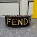 Fendi Mini Baguette 包，采用 FF 图案纳帕皮革，棕色