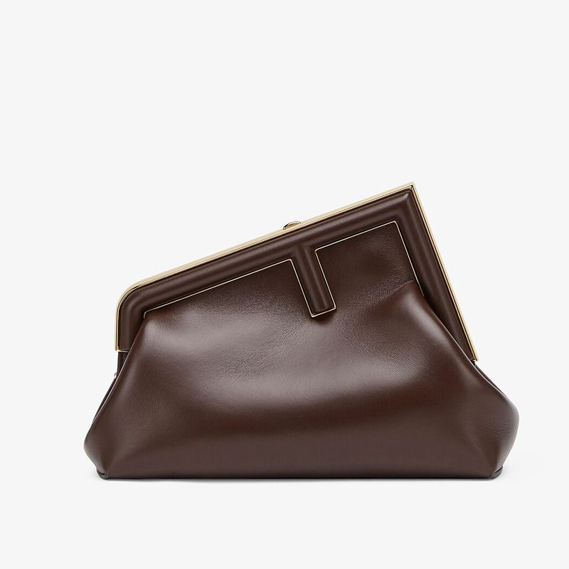 Fendi 小号 First 包，采用纳帕皮革，咖啡色