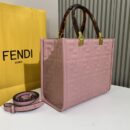 Fendi 中号法棍包，蓝色拼接皮革