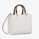 Fendi 紧凑型相机包，采用 ROMA 徽标小牛皮，黑色