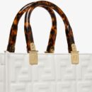 Fendi 紧凑型相机包，采用 ROMA 徽标小牛皮，黑色