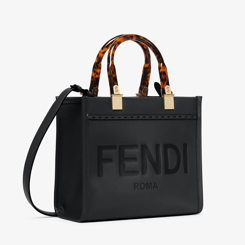 Fendi Mini Baguette 包，采用 FF 图案纳帕皮革，粉色