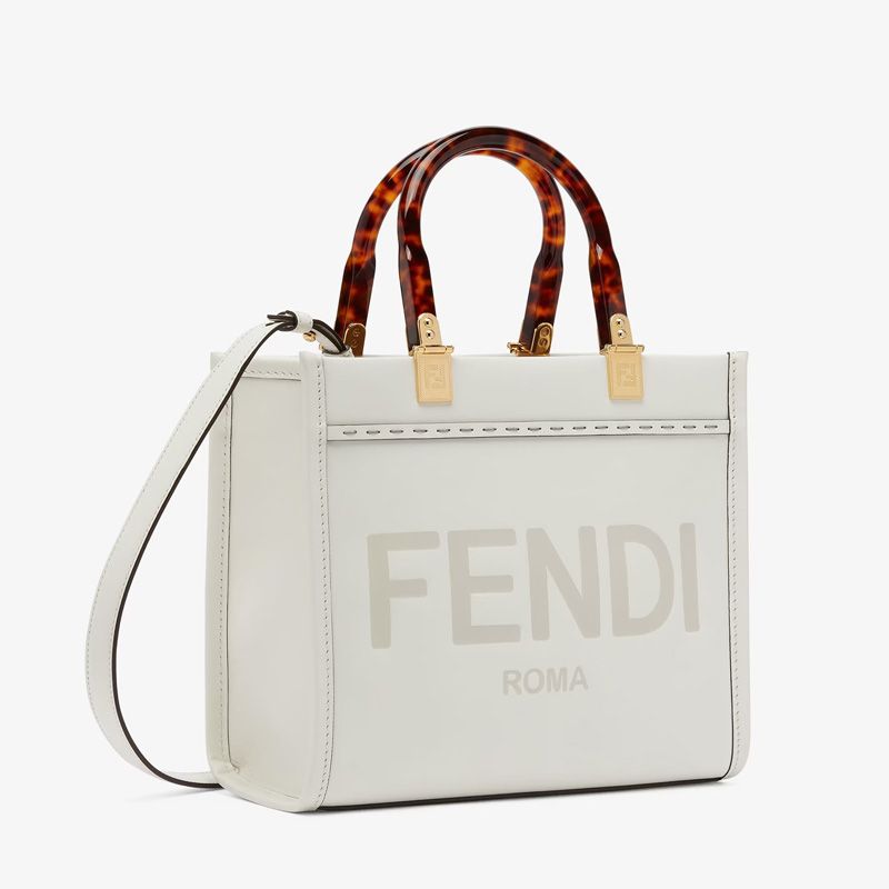 Fendi Mini Baguette 包，采用 FF 图案纳帕皮革，天蓝色