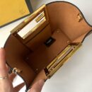 Fendi 小号 Way 包，采用小牛皮，棕色