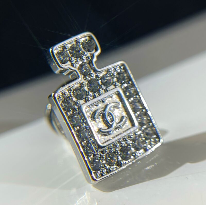 ☑️CHANEL香奈儿双c 5字 香水瓶 四叶草胸针 - Image 8