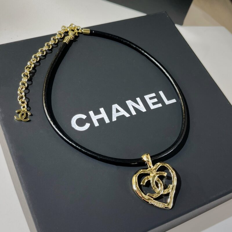 ☑️CHANEL香奈儿双c桃心黑皮绳项圈项链 - Image 8