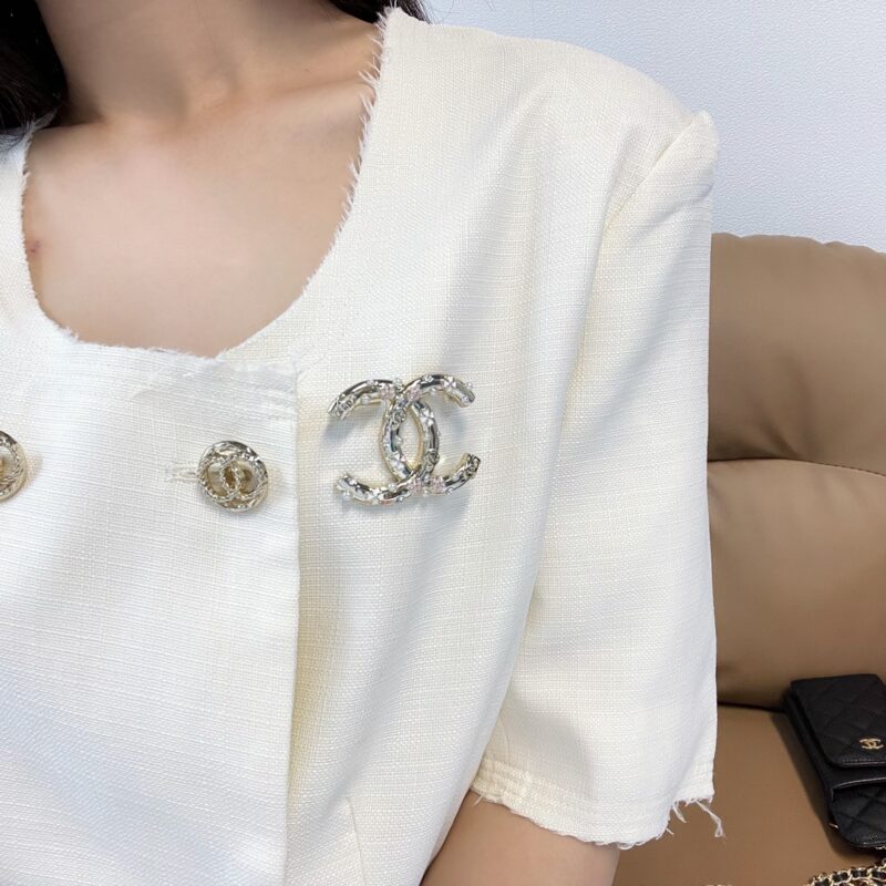 ☑️CHANEL香奈儿双c白色粉色四叶草珍珠胸针 - Image 5