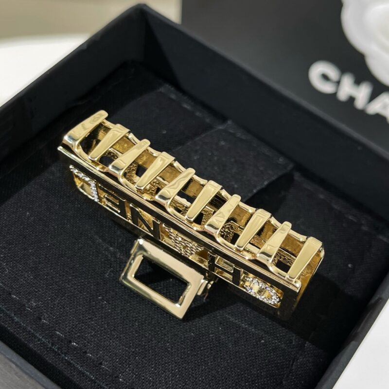 ☑️CHANEL香奈儿镂空带钻字母发夹发卡 - Image 8