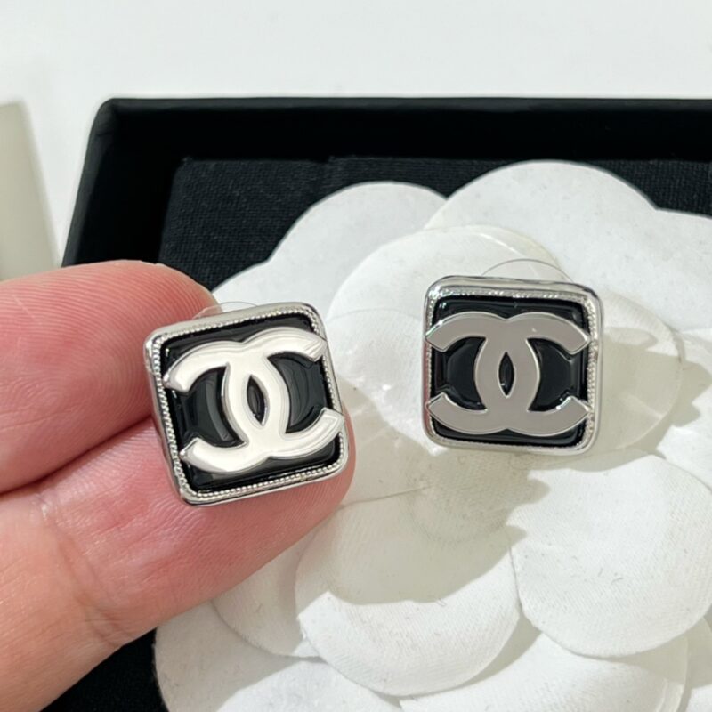☑️CHANEL香奈儿双c方形黑白耳钉耳环 - Image 7