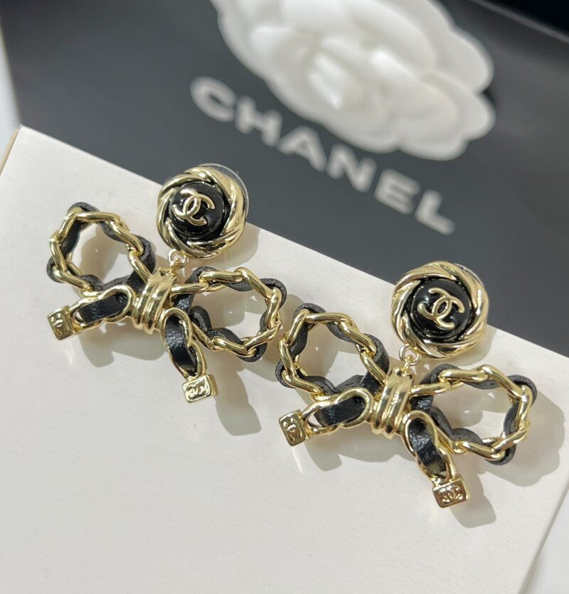 ☑️CHANEL香奈儿双c 黑皮绳蝴蝶结耳钉耳环 - Image 4