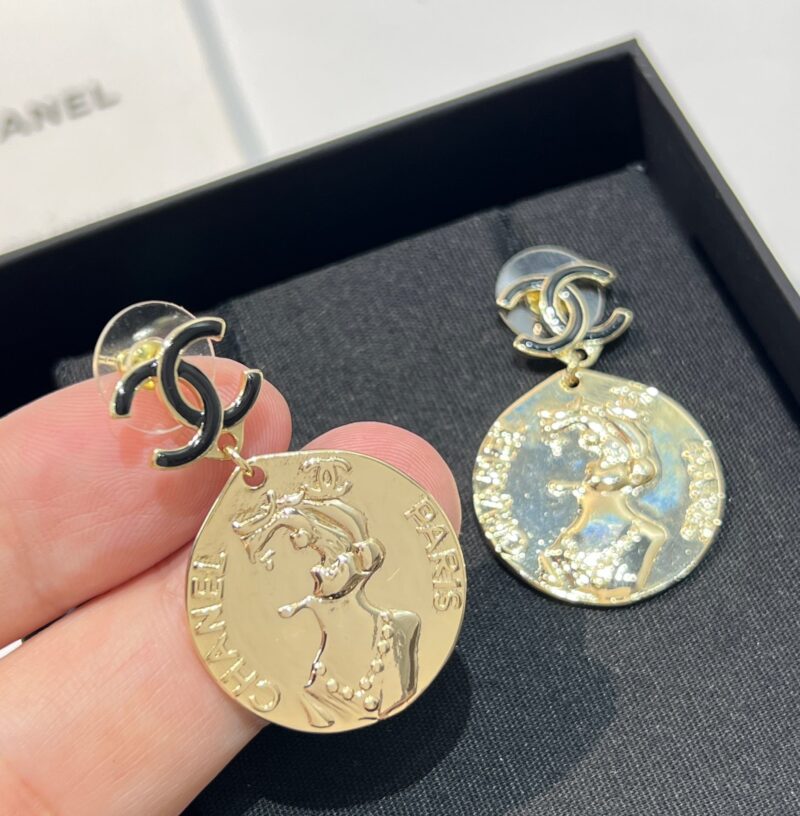 ☑️CHANEL香奈儿双c 金色人像耳钉耳环 - Image 6