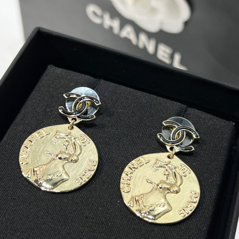 ☑️CHANEL香奈儿双c 金色人像耳钉耳环 - Image 4