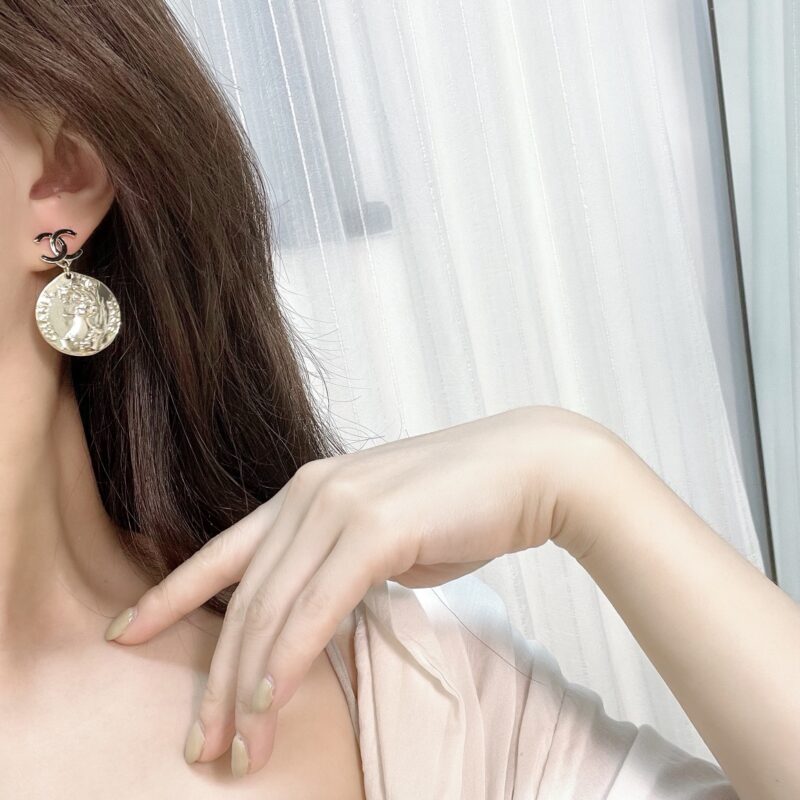 ☑️CHANEL香奈儿双c 金色人像耳钉耳环 - Image 7