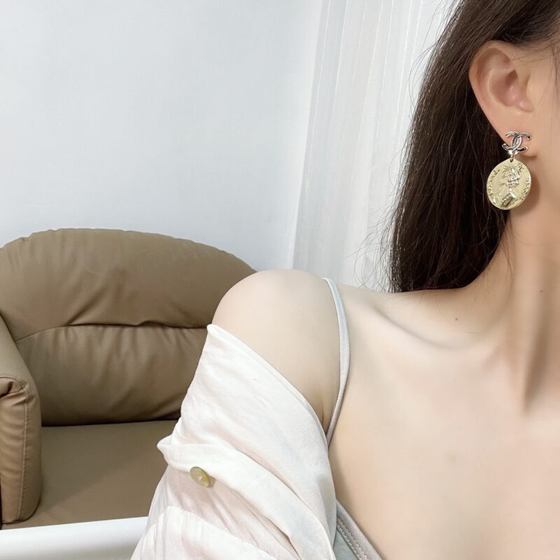 ☑️CHANEL香奈儿双c 金色人像耳钉耳环 - Image 5