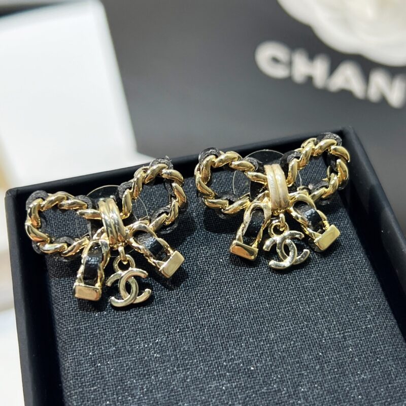 ☑️CHANEL香奈儿双c 黑皮绳蝴蝶结耳钉耳环 - Image 4