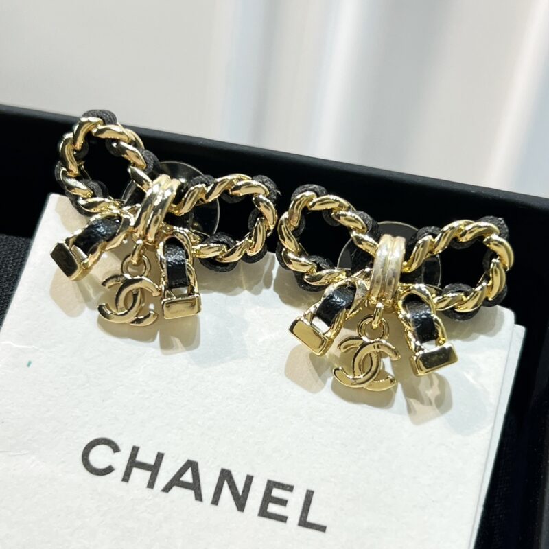 ☑️CHANEL香奈儿双c 黑皮绳蝴蝶结耳钉耳环 - Image 9