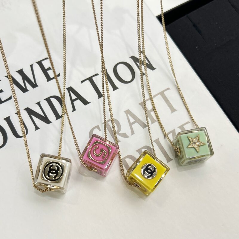 ☑️CHANEL香奈儿骰子🎲亚克力项链 - Image 13