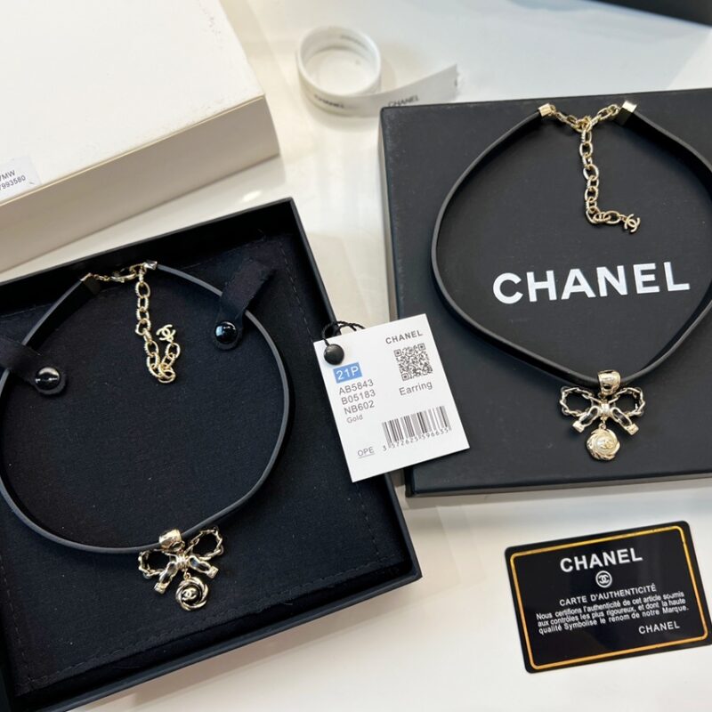 ☑️CHANEL香奈儿蝴蝶结皮绳颈链项链